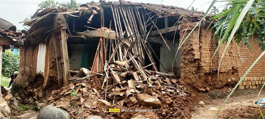 ಭಾರಿ ಮಳೆಯಿಂದಾಗಿ ಕೊಣನೂರು ಹೋಬಳಿಯ ಸಿದ್ದಾಪುರದಲ್ಲಿ ಧರ್ಮೇಗೌಡ ಅವರ ಮನೆ ಕುಸಿದಿದೆ