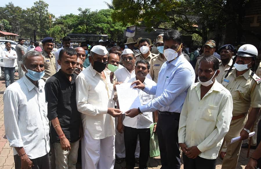 ರಾಮದುರ್ಗದ ನಿಂಗಾಪೂರ ಪೇಟೆಯ ನಿವಾಸಿಗಳು ಅಲ್ಲಿನ ಈಶ್ವರ ದೇವಾಲಯ ಮರುನಿರ್ಮಾಣಕ್ಕೆ ಧನಸಹಾಯ ಒದಗಿಸುವಂತೆ  ಜಿಲ್ಲಾಧಿಕಾರಿ ಎಂ.ಜಿ. ಹಿರೇಮಠ ಅವರಿಗೆ ಬೆಳಗಾವಿಯಲ್ಲಿ ಸೋಮವಾರ ಮನವಿ ಸಲ್ಲಿಸಿದರು