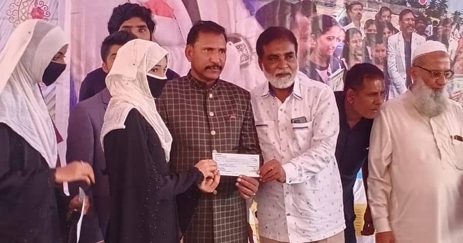 ಉಮ್ರಾ ಚಾರಿಟಬಲ್ ಪ್ರತಿಷ್ಠಾನದ ಅಧ್ಯಕ್ಷ ಹಾಗೂ ಸಮಾಜ ಸೇವಕ ಕೆಜಿಎಫ್ ಬಾಬು ಕೋಲಾರದಲ್ಲಿ ಸೋಮವಾರ ವಿದ್ಯಾರ್ಥಿಗಳಿಗೆ ವಿದ್ಯಾ ಪ್ರೋತ್ಸಾಹಧನದ ಚೆಕ್ ವಿತರಿಸಿದರು