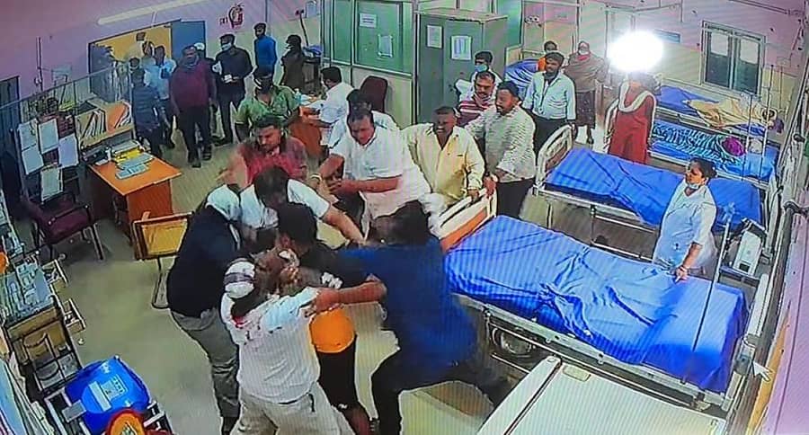ಕೋಲಾರದ ಎಸ್ಎನ್ಆರ್ ಜಿಲ್ಲಾ ಆಸ್ಪತ್ರೆಯ ವಾರ್ಡ್ನಲ್ಲಿ ಸೋಮವಾರ ಎರಡು ಗುಂಪುಗಳ ನಡುವೆ ನಡೆದ ಘರ್ಷಣೆಯ ದೃಶ್ಯಾವಳಿ ಸಿ.ಸಿ ಕ್ಯಾಮೆರಾದಲ್ಲಿ ಸೆರೆಯಾಗಿರುವುದು