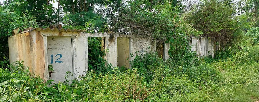 ಶಿಗ್ಗಾವಿ ತಾಲ್ಲೂಕಿನ ಬಾಡಾ ಗ್ರಾಮದಲ್ಲಿ ಸಮರ್ಪಕ ನಿರ್ವಹಣೆಯಿಲ್ಲದೆ ಸಾರ್ವಜನಿಕರ ಶೌಚಾಲಯಗಳು ಪಾಳು ಬಿದ್ದಿವೆ