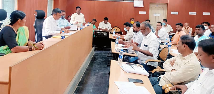 ಹರಪನಹಳ್ಳಿ ಪುರಸಭೆ ಸಭಾಂಗಣದಲ್ಲಿ ಅಧ್ಯಕ್ಷ ಮಂಜುನಾಥ ಇಜಂಕತರ್ ಅಧ್ಯಕ್ಷತೆಯಲ್ಲಿ ಸಾಮಾನ್ಯ ಸಭೆ ಜರುಗಿತು.