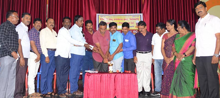 ದಾವಣಗೆರೆಯ ಗುರುಭವನದಲ್ಲಿ ಕರ್ನಾಟಕ ರಾಜ್ಯ ಅನುದಾನಿತ ಶಾಲಾ ಕಾಲೇಜುಗಳ ಪಿಂಚಣಿ ವಂಚಿತ ನೌಕರರ ಸಂಘ ಆಯೋಜಿಸಿದ್ದ ಪಿಂಚಣಿ ಹೋರಾಟ ಕುರಿತ ಜಾಗೃತಿ ಅಭಿಯಾನವನ್ನು ಖಾಸಗಿ ಸಂಸ್ಥೆಗಳ ಹೋರಾಟಗಾರ ಜಾಲಮಂಗಳ ನಾಗರಾಜ್ ಉದ್ಘಾಟಿಸಿದರು–ಪ್ರಜಾವಾಣಿ ಚಿತ್ರ