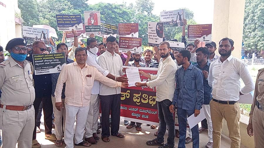 ಅಸ್ಸಾಮಿನಲ್ಲಿ ಸ್ಥಳೀಯ ಜನರನ್ನು ಒಕ್ಕಲೆಬ್ಬಿಸುತ್ತಿರುವ ಅಲ್ಲಿನ ಸರ್ಕಾರದ ವಿರುದ್ಧ ಕೊಪ್ಪಳದಲ್ಲಿ ಯೂತ್ ಮೂಮೆಂಟ್ ನೇತೃತ್ವದಲ್ಲಿ ಪ್ರತಿಭಟನೆ ನಡೆಸಿ ತಹಶೀಲ್ದಾರ್ ಮೂಲಕ ರಾಷ್ಟ್ರಪತಿಗಳಿಗೆ ಮನವಿ ಸಲ್ಲಿಸಲಾಯಿತು