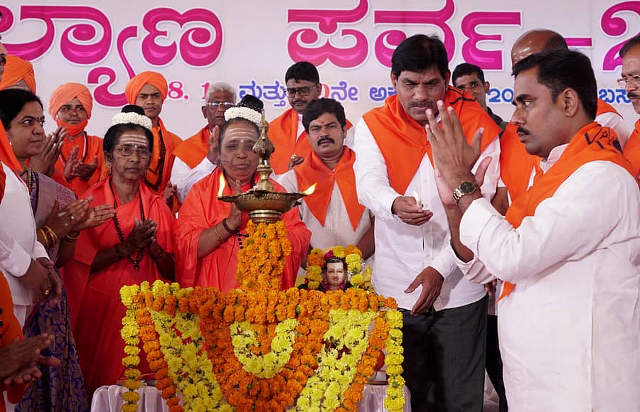 ಬಸವಕಲ್ಯಾಣದಲ್ಲಿ ಸೋಮವಾರ ನಡೆದ ಕಲ್ಯಾಣಪರ್ವದ ಗೋಷ್ಠಿಯಲ್ಲಿ ತೆಲಂಗಾಣ ಸಂಸದ ಬಿ.ಬಿ.ಪಾಟೀಲ ದೀಪ ಬೆಳಗಿಸಿದರು. ಮಾತೆ ಗಂಗಾದೇವಿ, ಬಸವರಾಜ ಧನ್ನೂರ, ಚನ್ನಬಸವಾನಂದ ಸ್ವಾಮೀಜಿ ಪಾಲ್ಗೊಂಡಿದ್ದರು