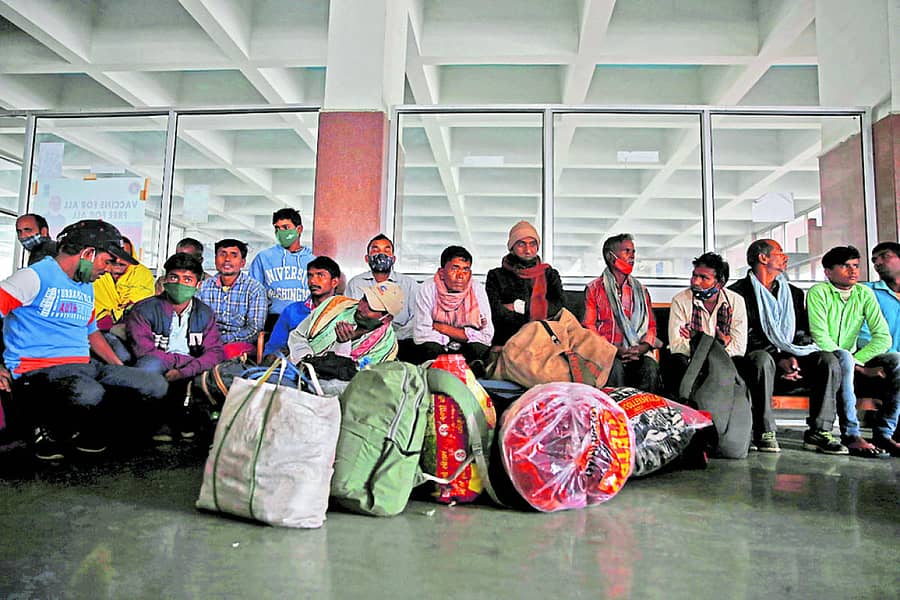 ಶ್ರೀನಗರದ ಹೊರವಲಯದ ರೈಲು ನಿಲ್ದಾಣವೊಂದರಲ್ಲಿ ವಲಸೆ ಕಾರ್ಮಿಕರು ತಮ್ಮ ಊರುಗಳಿಗೆ ಹೋಗಲು ಸೋಮವಾರ ರೈಲುಗಳಿಗೆ ಕಾದಿದ್ದ ದೃಶ್ಯ–ರಾಯಿರ್ಸ್ ಚಿತ್ರ