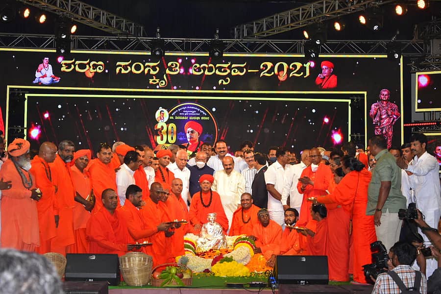 ಚಿತ್ರದುರ್ಗದ ಮುರುಘಾ ಮಠದಲ್ಲಿ ಸೋಮವಾರ ನಡೆದ ಗುರುವಂದನೆ ಸಮಾರಂಭದಲ್ಲಿ ಶಿವಮೂರ್ತಿ ಮುರುಘಾ ಶರಣರಿಗೆ ಬೆಳ್ಳಿ ಪುತ್ಥಳಿಯನ್ನು ಸಮರ್ಪಣೆ ಮಾಡಲಾಯಿತು. ಮುಖ್ಯಮಂತ್ರಿ ಬಸವರಾಜ ಬೊಮ್ಮಾಯಿ, ಮಾಜಿ ಮುಖ್ಯಮಂತ್ರಿ ಬಿ.ಎಸ್‌.ಯಡಿಯೂರಪ್ಪ, ದಾವಣಗೆರೆ ಸಂಸದ ಜಿ.ಎಂ.ಸಿದ್ದೇಶ್ವರ ಹಾಗೂ ಹಲವು ಮಠಾಧೀಶರು ಇದ್ದಾರೆ.