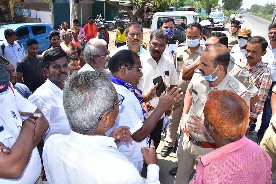ಕಲಬುರಗಿಯ ಶರಣ ಸಿರಸಗಿ ಬಳಿ ರಸ್ತೆ ತಡೆ ನಡೆಸಿದ ಬಿಎಸ್ಪಿ ಕಾರ್ಯಕರ್ತರು–ಪೊಲೀಸರ ಮಧ್ಯೆ ಮಾತಿನ ಚಕಮಕಿ ನಡೆಯಿತು