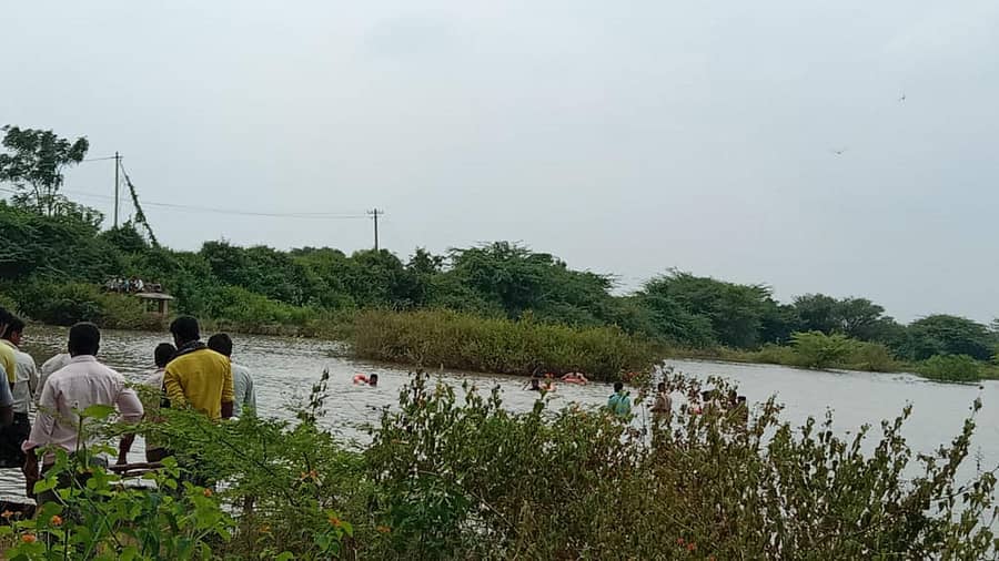 ಚಿಂತಾಮಣಿ ತಾಲ್ಲೂಕಿನ ಕೊಡದವಾಡಿ ಕೆರೆಯಲ್ಲಿ ಬಾಲಕರ ಶವಗಳಿಗಾಗಿ ಹುಡುಕಾಟ ನಡೆಸಿರುವುದು