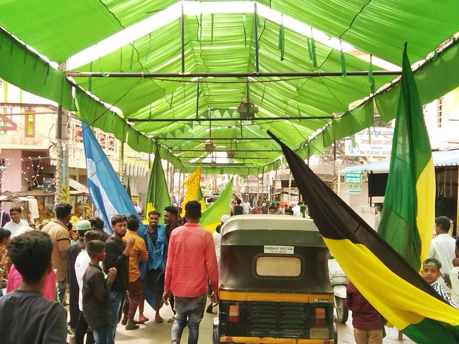 ಹಾಸನದ ಪೆನ್ಷನ್‌ ಮೊಹಲ್ಲಾದ ಶಾಹಿ ಮಸೀದಿಯಲ್ಲಿ ಈದ್‌ ಮಿಲಾದ್‌ ಅನ್ನು ಸಂಭ್ರಮದಿಂದ ಮುಸ್ಲಿಮರು ಆಚರಿಸಿದರು.