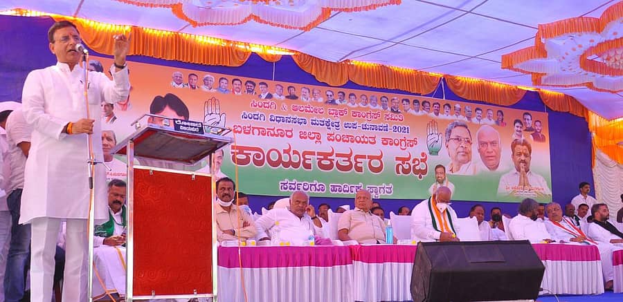 ಸಿಂದಗಿ ತಾಲ್ಲೂಕಿನ ಬಳಗಾನೂರಿನಲ್ಲಿ ಮಂಗಳವಾರ ಕಾಂಗ್ರೆಸ್ ಚುನಾವಣಾ ಪ್ರಚಾರ ಸಭೆಯಲ್ಲಿ ಎಐಸಿಸಿ ಪ್ರಧಾನ ಕಾರ್ಯದರ್ಶಿ ರಣದೀಪ್ ಸಿಂಗ್ ಸುರ್ಜೇವಾಲ ಮಾತನಾಡಿದರು–ಪ್ರಜಾವಾಣಿ ಚಿತ್ರ