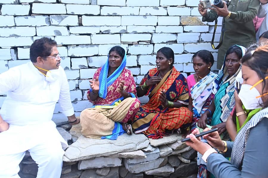 ಗಡಿಕೇಶ್ವಾರದಲ್ಲಿ ಮಂಗಳವಾರ ಸಚಿವ ಆರ್.ಅಶೋಕ ಅವರು ಗ್ರಾಮದ ಮಹಿಳೆಯರ ಸಮಸ್ಯೆ ಆಲಿಸಿದರು