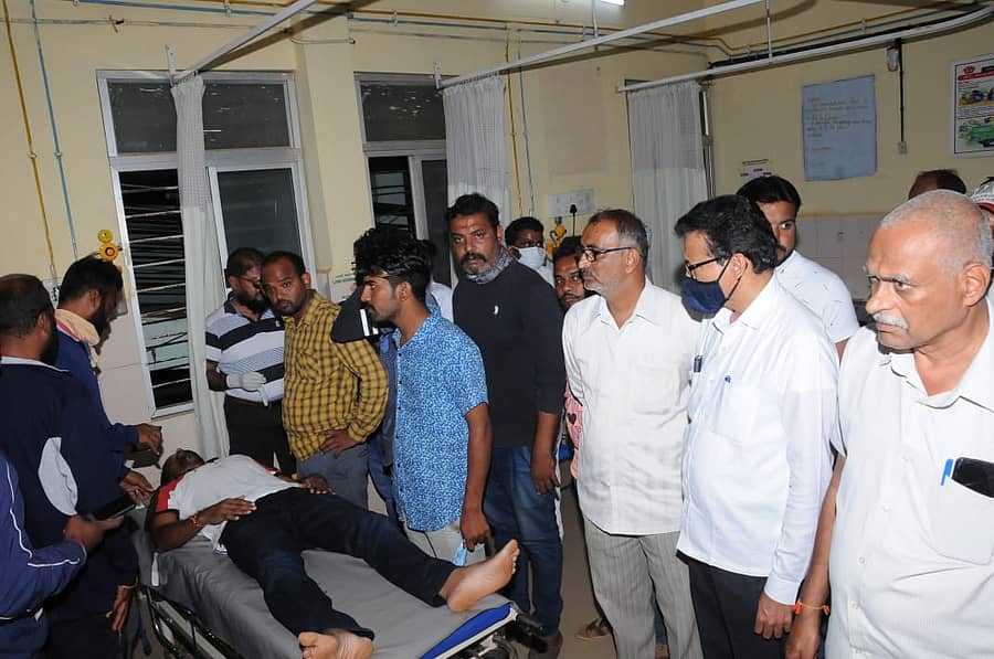 ಜಿಲ್ಲಾ ಆಸ್ಪತ್ರೆಯಲ್ಲಿ ಚಿಕಿತ್ಸೆ ಪಡೆಯುತ್ತಿವ ಬಜರಂಗದಳದ ಕಾರ್ಯಕರ್ತರು