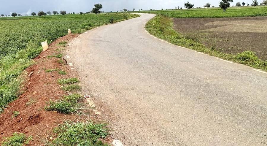 ಮುಳಗುಂದ ಸಮೀಪದ ಚಿಂಚಲಿ ಕೋಳಿವಾಡ ರಸ್ತೆ ತಿರುವು