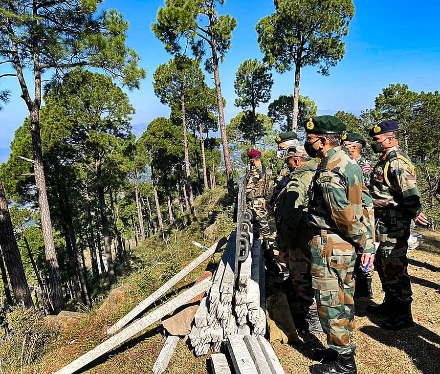 ಸೇನಾ ಮುಖ್ಯಸ್ಥ ಎಂ.ಎಂ. ನರವಣೆ ಅವರು ಜಮ್ಮುವಿನ ಮುಂಚೂಣಿ ಪ್ರದೇಶಕ್ಕೆ ಮಂಗಳವಾರ ಭೇಟಿ ನೀಡಿದರು –ಪಿಟಿಐ ಚಿತ್ರ