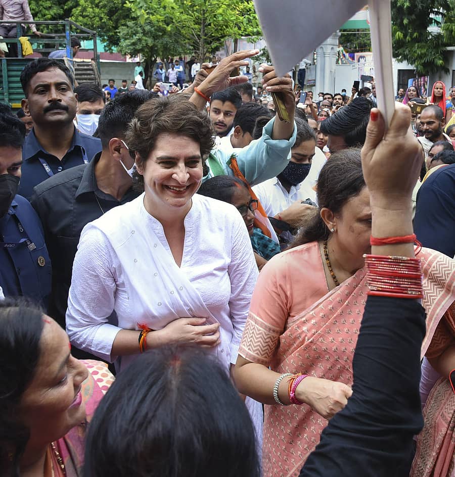 ಪ್ರಿಯಾಂಕಾ ಅವರಿಗೆ ಕಾಂಗ್ರೆಸ್ ಪಕ್ಷದ ಲಖನೌ ಕಚೇರಿಯಲ್ಲಿ ಕಾರ್ಯಕರ್ತರು ಸ್ವಾಗತ ಕೋರಿದರು ಪಿಟಿಐ ಚಿತ್ರ