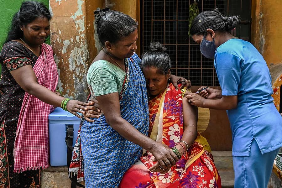 ಚೆನ್ನೈನಲ್ಲಿ ಆರೋಗ್ಯ ಕಾರ್ಯಕರ್ತರು ಮನೆ ಬಾಗಿಲಿಗೆ ತೆರಳಿ, ಜನರಿಗೆ ಕೋವಿಡ್‌–19 ಲಸಿಕೆ ಹಾಕುತ್ತಿರುವುದು