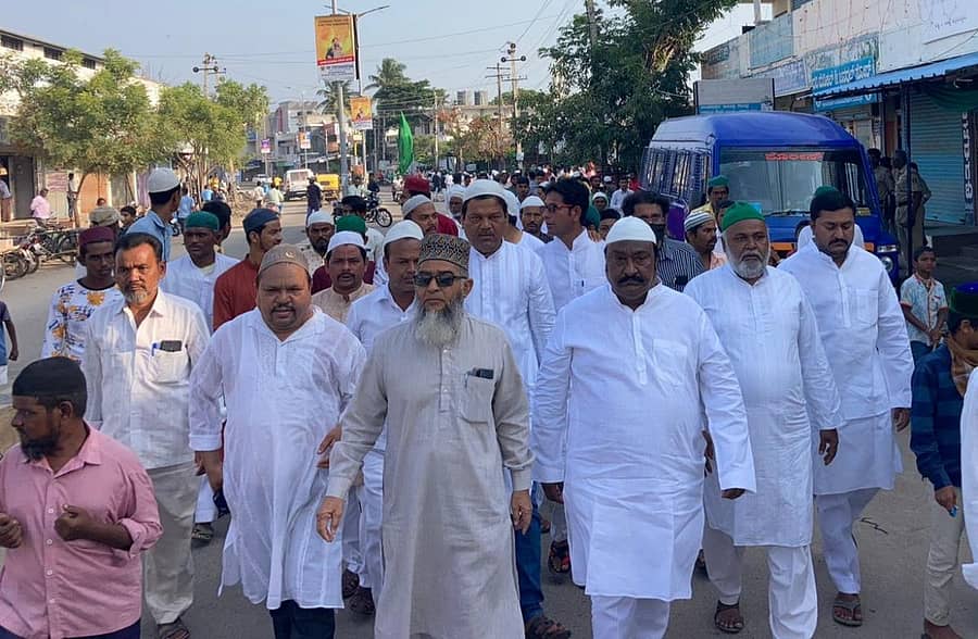 ಈದ್ ಮಿಲಾದ್ ಹಬ್ಬದ ಪ್ರಯುಕ್ತ ಮಂಗಳವಾರ ಮುಹಮ್ಮದ್ ಪೈಗಂಬರ್ ಅವರ ಸಂದೇಶ ಸಾರುವ ಮೆರವಣಿಗೆಯಲ್ಲಿ ವಿಧಾನ ಪರಿಷತ್ ಮಾಜಿ ಸದಸ್ಯ ಎಚ್.ಆರ್ ಶ್ರೀನಾಥ ಭಾಗವಹಿಸಿದ್ದರು