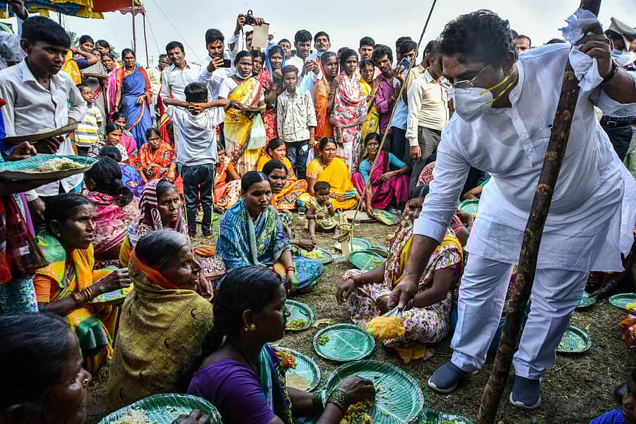 ಗಡಿಕೇಶ್ವಾರದಲ್ಲಿ ಮಂಗಳವಾರ ಸಚಿವ ಆರ್.ಅಶೋಕ ಅವರು ಭೂಕಂಪನ ಸಂತ್ರಸ್ತರಿಗೆ ಊಟ ಬಡಿಸಿದರು