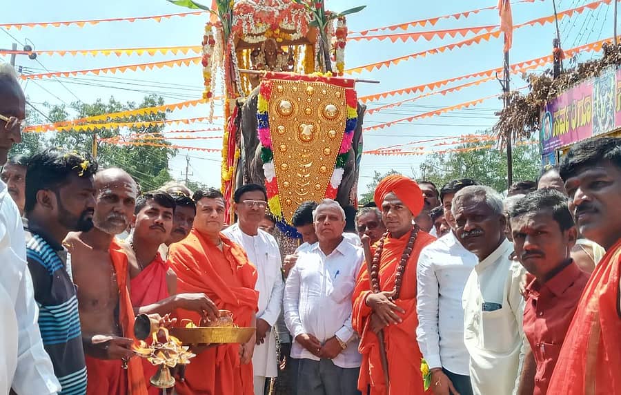 ಯಲಬುರ್ಗಾ ಪಟ್ಟಣದ ವಿಜಯದುರ್ಗಾದೇವಿ ದೇವಸ್ಥಾನದಲ್ಲಿ ಶರನ್ನವರಾತ್ರಿ ಪ್ರಯುಕ್ತ ಹಮ್ಮಿಕೊಂಡಿದ್ದ ಪುರಾಣ ಮಂಗಲೋತ್ಸವ ಆಚರಣೆಯ ಅಂಬಾರಿ ಮೆರವಣಿಗೆಗೆ ಚಾಲನೆ ನೀಡುವ ಸಂದರ್ಭದಲ್ಲಿ ಸಿದ್ಧರಾಮೇಶ್ವರ ಸ್ವಾಮೀಜಿ ಹಾಗೂ ಬಸವಲಿಂಗೇಶ್ವರ ಸ್ವಾಮೀಜಿ ಮತ್ತು ಗಣ್ಯರು ಭಾಗವಹಿಸಿದ್ದರು