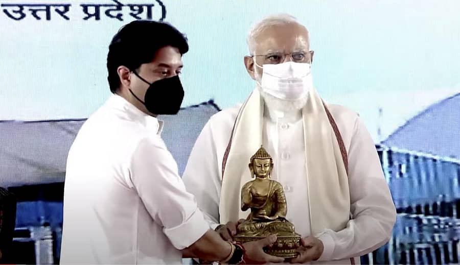 ಉತ್ತರ ಪ್ರದೇಶದ ಕುಶಿನಗರದಲ್ಲಿ ಬುಧವಾರ ಅಂತರರಾಷ್ಟ್ರೀಯ ವಿಮಾನ ನಿಲ್ದಾಣವನ್ನು ಉದ್ಘಾಟಿಸಿದ ಪ್ರಧಾನಿ ನರೇಂದ್ರ ಮೋದಿಯವರಿಗೆ ನಾಗರಿಕ ವಿಮಾನಯಾನ ಸಚಿವ ಜ್ಯೋತಿರಾದಿತ್ಯ ಸಿಂದಿಯಾ ಅವರು ಬುದ್ಧನ ವಿಗ್ರಹ ನೀಡಿ ಸನ್ಮಾನಿಸಿದರು.