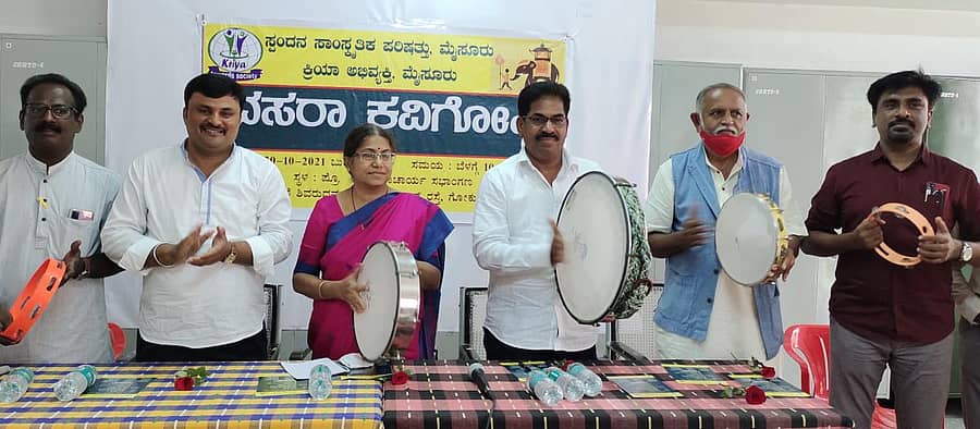 ನಗರದ ಗೋಕುಲಂನ ಪ್ರೊ. ಯಮುನಾಚಾರ್ಯ ಸಭಾಂಗಣದಲ್ಲಿ ಬುಧವಾರ ಹಮ್ಮಿಕೊಂಡಿದ್ದ ‘ದಸರಾ ಕವಿಗೋಷ್ಠಿ’ಯನ್ನು ಸಿ.ಕೆ.ರಾಮೇಗೌಡ ಉದ್ಘಾಟಿಸಿದರು. ಹಡವನಹಳ್ಳಿ ವೀರಣ್ಣಗೌಡ, ಟಿ.ಸತೀಶ್‌ ಜವರೇಗೌಡ, ಪ್ರೊ.ಪ್ರೀತಿ ಶುಭಚಂದ್ರ, ಡಾ.ಕೆ.ಕಾಳಚನ್ನೇಗೌಡ, ಪ್ರಸನ್ನಕುಮಾರ್‌ ಕೆರಗೋಡು ಇದ್ದರು