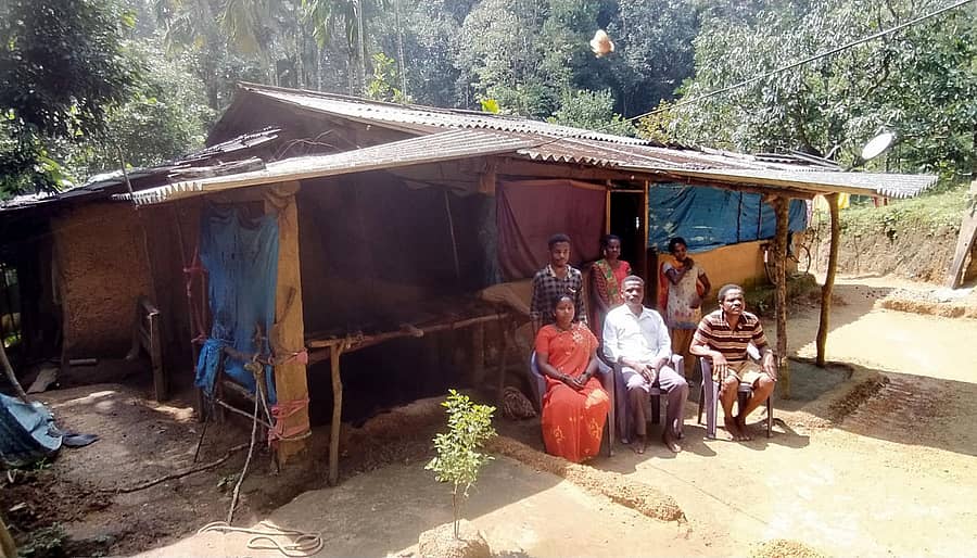 ಯಲ್ಲಾಪುರ ತಾಲ್ಲೂಕಿನ ಮಾಗೋಡು ಸಮೀಪದ ದರ್ಬೇತಗ್ಗಿನಲ್ಲಿರುವ ಲಕ್ಷ್ಮಿ ಸಿದ್ದಿ ಅವರ ಮನೆ ಹಾಗೂ ಕುಟುಂಬಸ್ಥರು