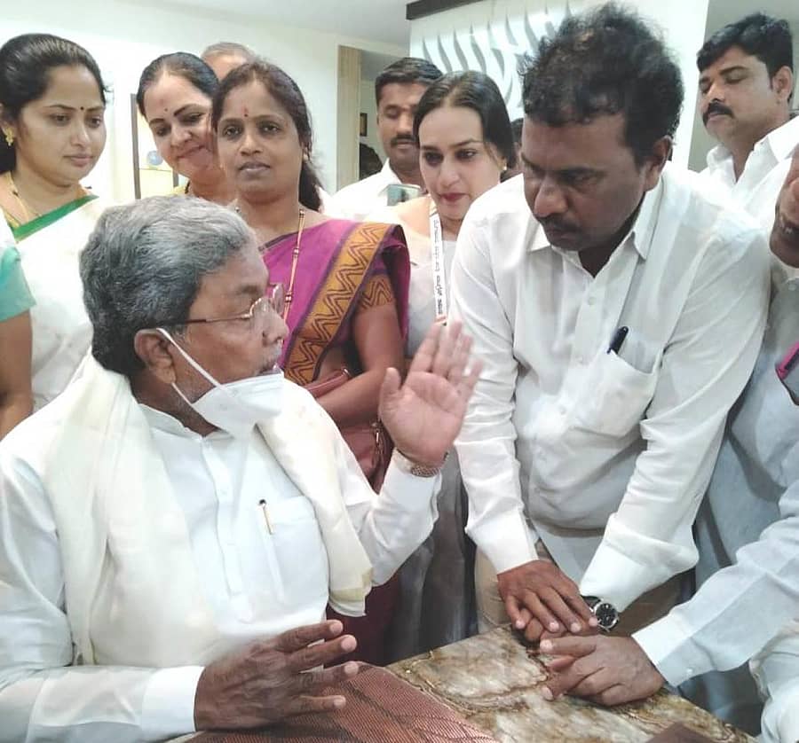 ಕ್ರೈಸ್ತರ ಮೇಲಿನ ಹಲ್ಲೆ ಪ್ರಕರಣಗಳ ಕುರಿತು ವಿಧಾನಸಭೆಯಲ್ಲಿ ಧ್ವನಿ ಎತ್ತಬೇಕು ಎಂದು ಒತ್ತಾಯಿಸಿ ಇಂಡಿಯನ್ ಕ್ರಿಶ್ಚಿಯನ್ ವೆಲ್ಫೇರ್ ಅಸೋಸಿಯೇಷನ್ ರಾಜ್ಯ ಘಟಕದ ಅಧ್ಯಕ್ಷ ಸಂಜಯ್ ಜಾಹೀರದಾರ್ ಸಿದಂಗಿಯಲ್ಲಿ ವಿಧಾನಸಭೆ ವಿರೋಧ ಪಕ್ಷದ ನಾಯಕ ಸಿದ್ದರಾಮಯ್ಯ ಅವರಿಗೆ ಮನವಿ ಪತ್ರ ಸಲ್ಲಿಸಿದರು