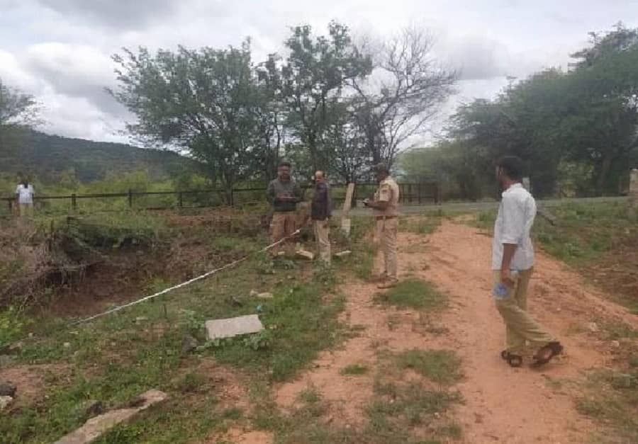 ಡಿ.ಎಂ.ಸಮುದ್ರದ ಬಳಿ ಪುನರ್ವಸತಿಗೆ ಗುರುತಿಸಿರುವ ಜಾಗದಲ್ಲಿ ಅಧಿಕಾರಿಗಳು ಸರ್ವೆ ನಡೆಸುತ್ತಿದ್ದ ಸಂದರ್ಭದ ಚಿತ್ರ