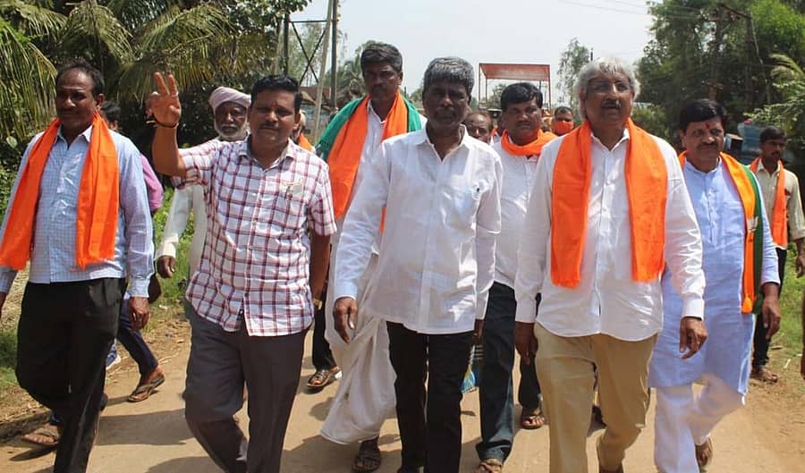 ಹಾನಗಲ್ ತಾಲ್ಲೂಕಿನ ಗೊಟಗೋಡಿ ಗ್ರಾಮದಲ್ಲಿ ಬುಧವಾರ ಬಿಜೆಪಿ ಅಭ್ಯರ್ಥಿ ಶಿವರಾಜ ಸಜ್ಜನರ, ಸಂಸದ ಶಿವಕುಮಾರ ಉದಾಸಿ ಮತ್ತು ಸಚಿವ ಕೋಟಾ ಶ್ರೀನಿವಾಸ ಪೂಜಾರಿ ಅವರು ಮತಯಾಚನೆ ಮಾಡಿದರು.