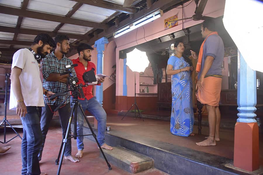 ಆಮ್ಚೆ ಸಂಸಾರ್ ಚಿತ್ರದ ಚಿತ್ರೀಕರಣದ ದೃಶ್ಯ