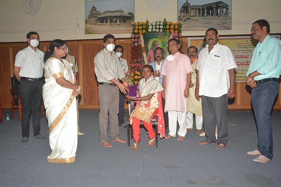 ಗದಗ ಜಿಲ್ಲಾಡಳಿತ ಭವನದಲ್ಲಿ ಬುಧವಾರ ನಡೆದ ಕಾರ್ಯಕ್ರಮದಲ್ಲಿ ಬಿಎ ಪದವಿಯಲ್ಲಿ ಎರಡನೇ ರ್ಯಾಂಕ್ ಪಡೆದ ಕೆಎಸ್ಎಸ್ ಕಾಲೇಜಿನ ವಾಲ್ಮೀಕಿ ಸಮುದಾಯದ ವಿದ್ಯಾರ್ಥಿನಿ ಪ್ರೇಮಾ ಹಂದರಾಳ ಅವರನ್ನು ಜಿಲ್ಲಾಧಿಕಾರಿ ಎಂ.ಸುಂದರೇಶ್ಬಾಬು ಗೌರವಿಸಿದರು