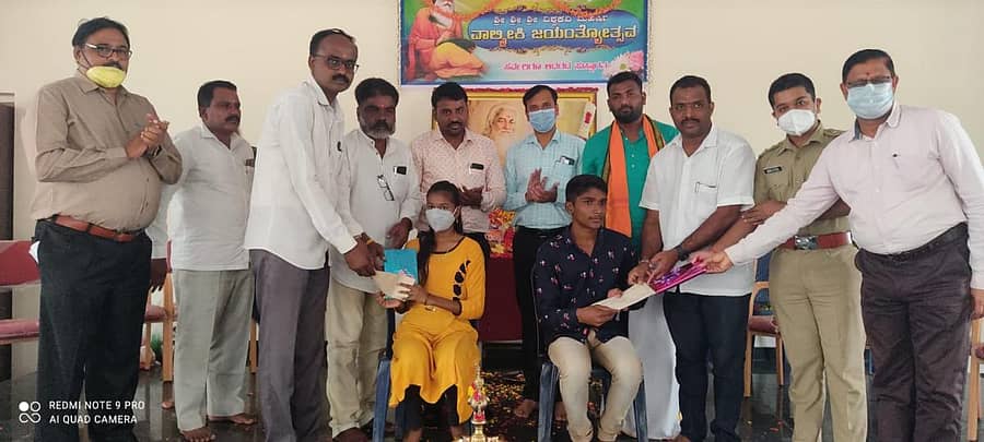 ತಿಪಟೂರಿನಲ್ಲಿ ನಡೆದ ವಾಲ್ಮೀಕಿ ಜಯಂತಿಯಲ್ಲಿ ಎಸ್ಸೆಸ್ಸೆಲ್ಸಿಯಲ್ಲಿ ಹೆಚ್ಚು ಅಂಕ ಪಡೆದ ವಾಲ್ಮೀಕಿ ಸಮುದಾಯದ ವಿದ್ಯಾರ್ಥಿಗಳಾದ ಲಾವಣ್ಯ, ರಂಗನಾಥ ಅವರನ್ನು ಸನ್ಮಾನಿಸಲಾಯಿತು. ನಗರಸಭೆಯ ಅಧ್ಯಕ್ಷ ಪಿ.ಜೆ.ರಾಮಮೋಹನ್, ಕ್ಷೇತ್ರ ಶಿಕ್ಷಣಾಧಿಕಾರಿ ಬಿ.ಜೆ.ಪ್ರಭುಸ್ವಾಮಿ, ಸಹಾಯಕ ನಿರ್ದೇಶಕ ಕೆ.ದಿನೇಶ್ ಇದ್ದರು