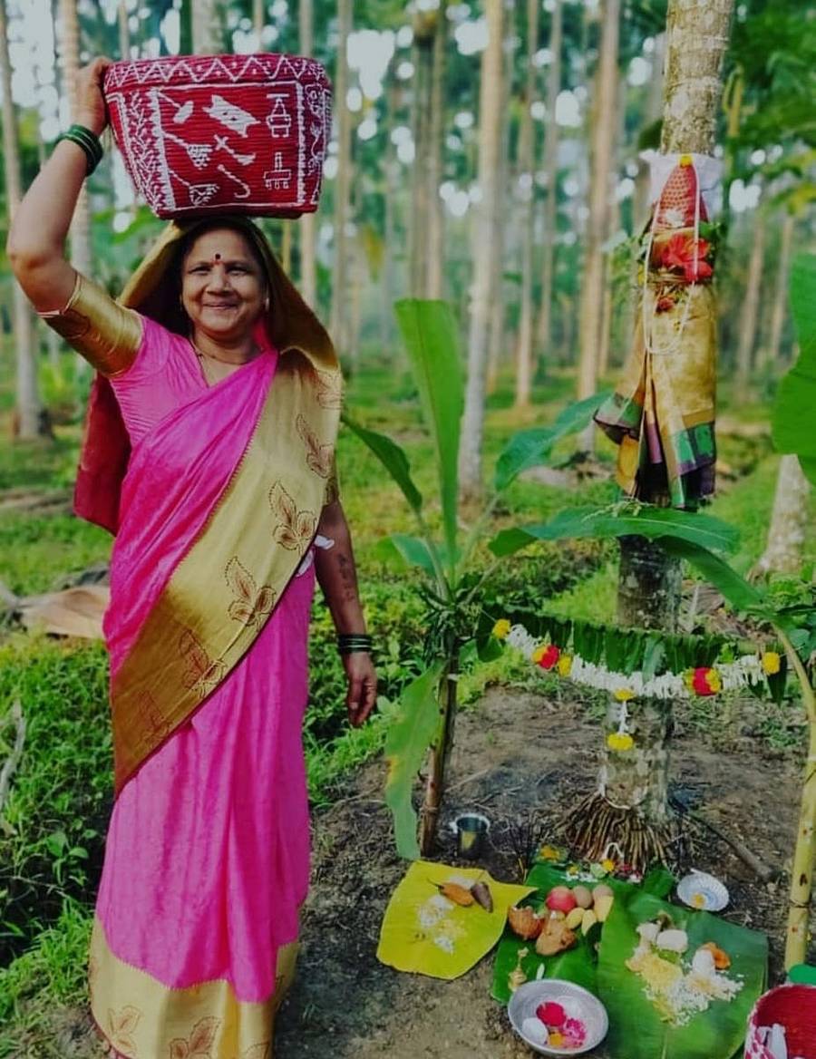 ಸೊರಬ ತಾಲ್ಲೂಕಿನ ಕೊಡಕಣಿ ಗ್ರಾಮದಲ್ಲಿ ಬುಧವಾರ ಸೀಗೆ ಹುಣ್ಣಿಮೆ ಪ್ರಯುಕ್ತ ಭೂಮಿಗೆ ಪೂಜೆ ಸಲ್ಲಿಸಲು ರೈತ ಮಹಿಳೆಯೊಬ್ಬರು ಭೂಮಣ್ಣಿ ಬುಟ್ಟಿ ಹೊತ್ತು ಬಂದರು