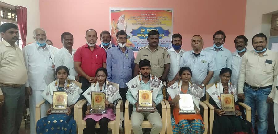 ಸೊರಬದಲ್ಲಿ ವಾಲ್ಮೀಕಿ ಜಯಂತ್ಯುತ್ಸವ ಕಾರ್ಯಕ್ರಮದಲ್ಲಿ ಪ್ರತಿಭಾವಂತ ವಿದ್ಯಾರ್ಥಿಗಳಿಗೆ ಪ್ರತಿಭಾ ಪುರಸ್ಕಾರ ನೀಡಲಾಯಿತು