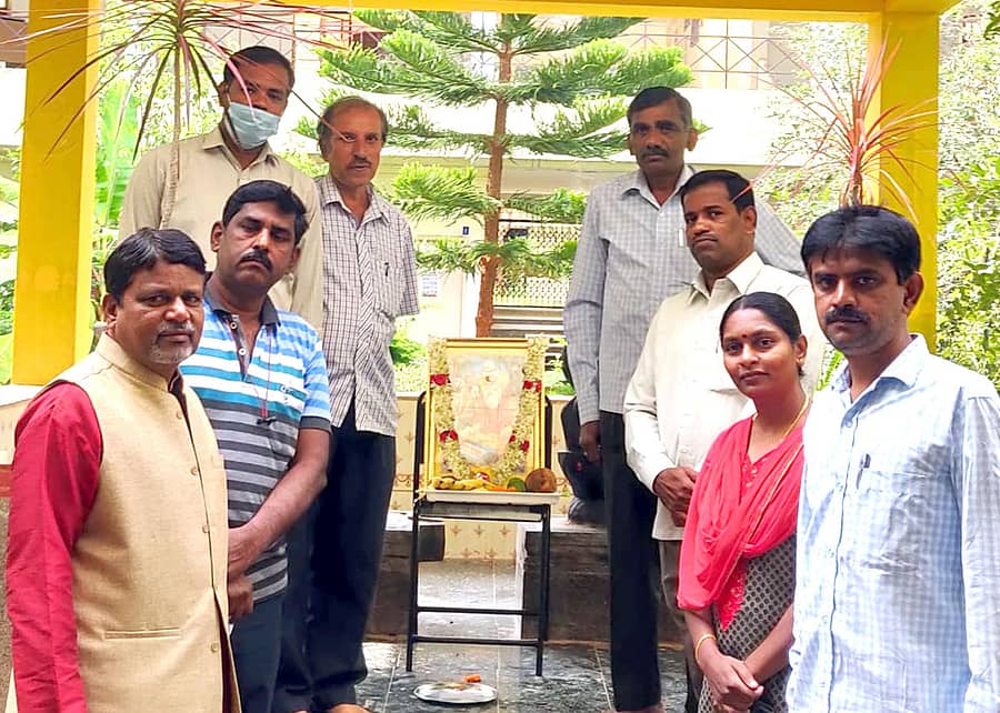 ದೊಡ್ಡಬಳ್ಳಾಪುರದ ಸರ್ಕಾರಿ ಪ್ರಥಮದರ್ಜೆ ಕಾಲೇಜಿನಲ್ಲಿ ನಡೆದ ಮಹರ್ಷಿ ವಾಲ್ಮೀಕಿ ಜಯಂತಿ ಕಾರ್ಯಕ್ರಮದಲ್ಲಿ ಪ್ರಾಂಶುಪಾಲ ಎನ್. ಶ್ರೀನಿವಾಸಯ್ಯ, ಕಾಲೇಜಿನ ಪ್ರಾಧ್ಯಾಪಕರು ಭಾಗವಹಿಸಿದ್ದರು