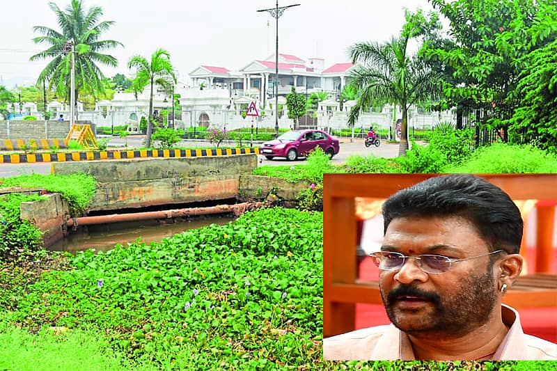 ಹೊಸಪೇಟೆಯ ತುಂಗಭದ್ರಾ ಜಲಾಶಯದ ರಾಯ ಉಪಕಾಲುವೆಗೆ ಹೊಂದಿಕೊಂಡಂತೆ ಇರುವ ಸಚಿವ ಆನಂದ್‌ ಸಿಂಗ್‌ ಬಂಗ್ಲೆ
