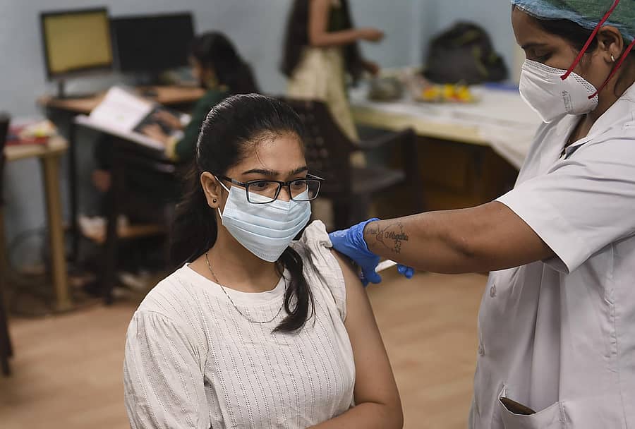 ಯುವತಿಯೊಬ್ಬರಿಗೆ ಲಸಿಎ ನೀಡುತ್ತಿರುವ ವೈದ್ಯಕೀಯ ಸಿಬ್ಬಂದಿ 