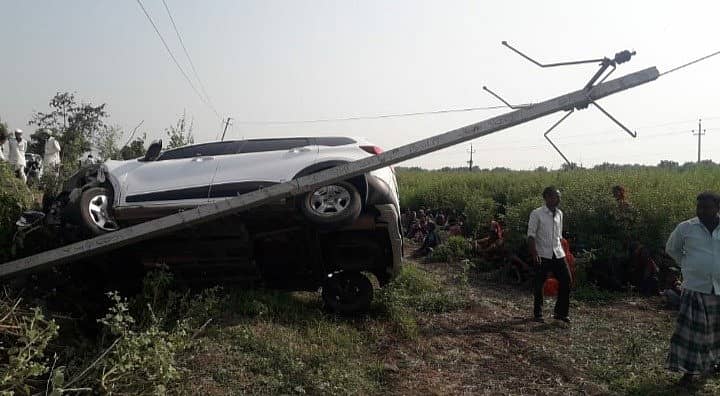 ಯಡ್ರಾಮಿ ತಾಲ್ಲೂಕಿನ ಸುಂಬಡ ಗ್ರಾಮದ ಸಮೀಪ ಗುರುವಾರ ತಡರಾತ್ರಿ ವಿದ್ಯುತ್ ಕಂಬಕ್ಕೆ ಡಿಕ್ಕಿ ಹೊಡೆದ ಕಾರ್