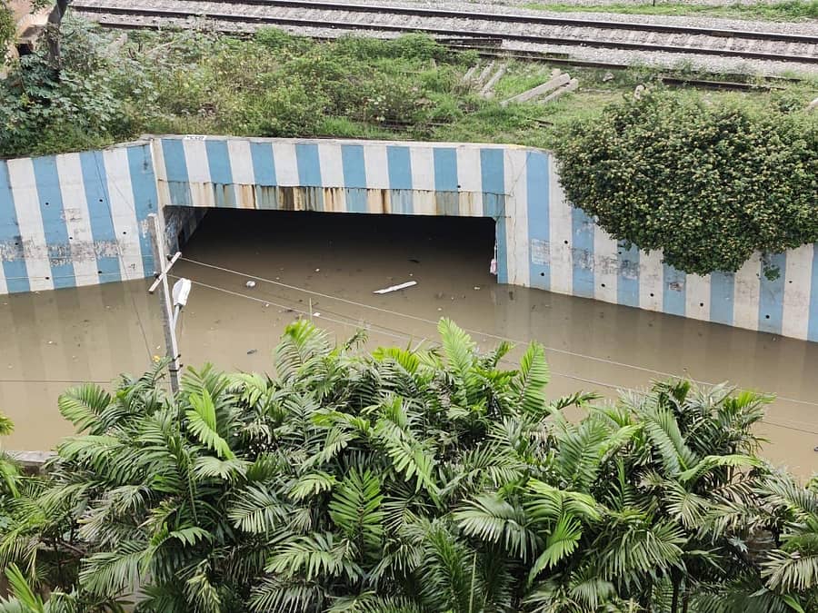 ಕೆ.ಆರ್.ಪುರ ಬಳಿಯ ವಿಜಿನಾಪುರ ಎಫ್ಸಿಐ ಗೋದಾಮು ಬಳಿಯ ರೈಲ್ವೆ ಕೆಳಸೇತುವೆ ಮಳೆ ಬಂದಾಗ ಜಲವೃತಗೊಳ್ಳುತ್ತದೆ