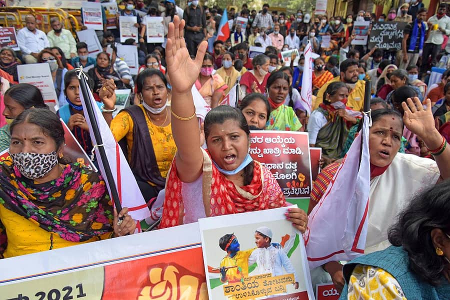 ಮತೀಯ ಗೂಂಡಾಗಿರಿ ವಿರೋಧಿಸಿ ಮೈಸೂರು ಬ್ಯಾಂಕ್ ವೃತ್ತದಲ್ಲಿ ಪ್ರತಿಭಟನೆ ನಡೆಸಿದ ಪ್ರಗತಿಪರ ಸಂಘಟನೆಗಳ ಕಾರ್ಯಕರ್ತರು –ಪ್ರಜಾವಾಣಿ ಚಿತ್ರ