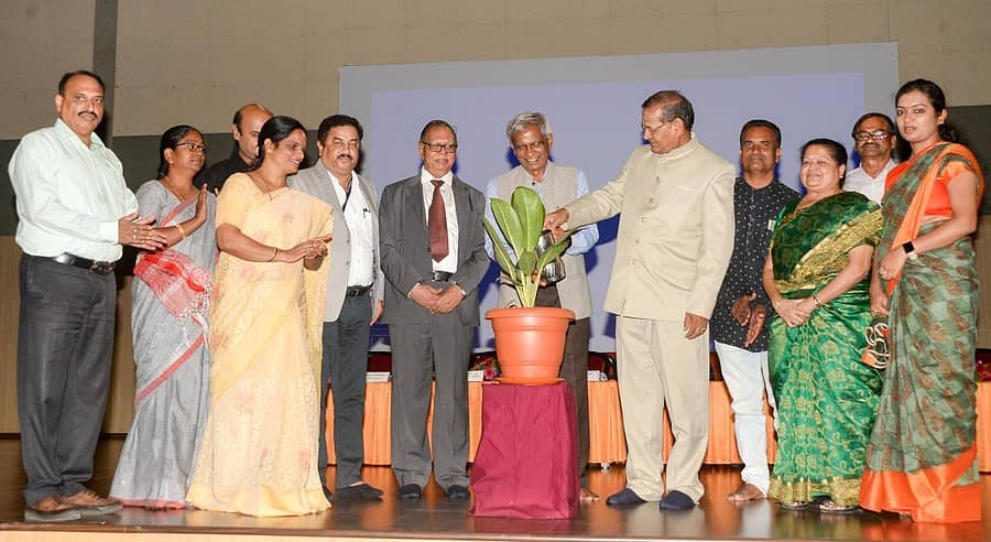 ದಾವಣಗೆರೆಯ ಬಿಐಇಟಿ ಕಾಲೇಜಿನಲ್ಲಿ ಆಯೋಜಿಸಿದ್ದ ರಾಷ್ಟ್ರೀಯ ಶಿಕ್ಷಣ ನೀತಿ 2020 ಕಾರ್ಯಕ್ರಮವನ್ನು ಕೇಂದ್ರೀಯ ಬುಡಕಟ್ಟು ವಿಶ್ವವಿದ್ಯಾಲಯ ಕುಲಪತಿ ಪ್ರೊ. ಟಿ.ವಿ. ಕಟ್ಟಿಮನಿ ಸಸಿಗೆ ನೀರುಣಿಸುವ ಮೂಲಕ ಉದ್ಘಾಟಿಸಿದರು