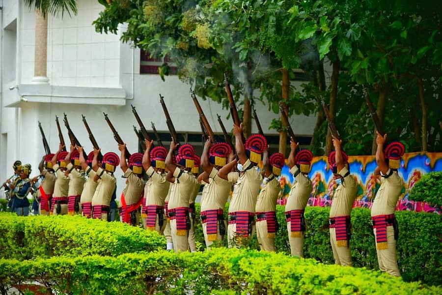 ಕೊಪ್ಪಳದ ಜಿಲ್ಲಾ ಪೊಲೀಸ್ ಕಾರ್ಯಾಲಯದ ಆವರಣದಲ್ಲಿ ನಡೆದ ಪೊಲೀಸರ ಹುತಾತ್ಮರ ದಿನಾಚರಣೆಯಲ್ಲಿ ಪೊಲೀಸ್ ತಂಡ ಮೂರು ಸುತ್ತಿನ ಗುಂಡು ಹಾರಿಸಿ ಹುತಾತ್ಮರಿಗೆ ಗೌರವ ವಂದನೆ ಸಲ್ಲಿಸಿತು