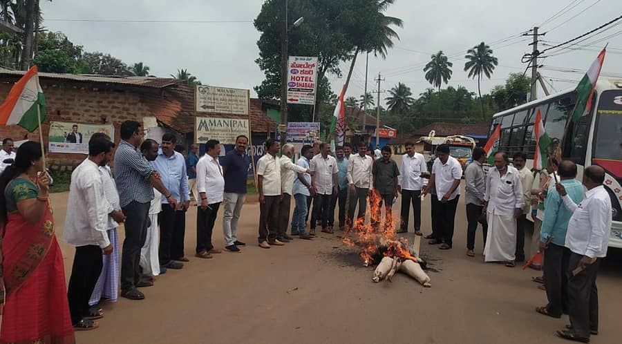 ಹೊಸನಗರದ ಬಸ್ ನಿಲ್ದಾಣದ ಬಳಿ ಬ್ಲಾಕ್‌ ಕಾಂಗ್ರೆಸ್ ಕಾರ್ಯಕರ್ತರು ಬಿಜೆಪಿ ರಾಜ್ಯ ಘಟಕದ ಅಧ್ಯಕ್ಷ ನಳಿನ್‌ ಕುಮಾರ್ ಕಟೀಲ್‌ ವಿರುದ್ಧ ಪ್ರತಿಭಟನೆ ನಡೆಸಿದರು