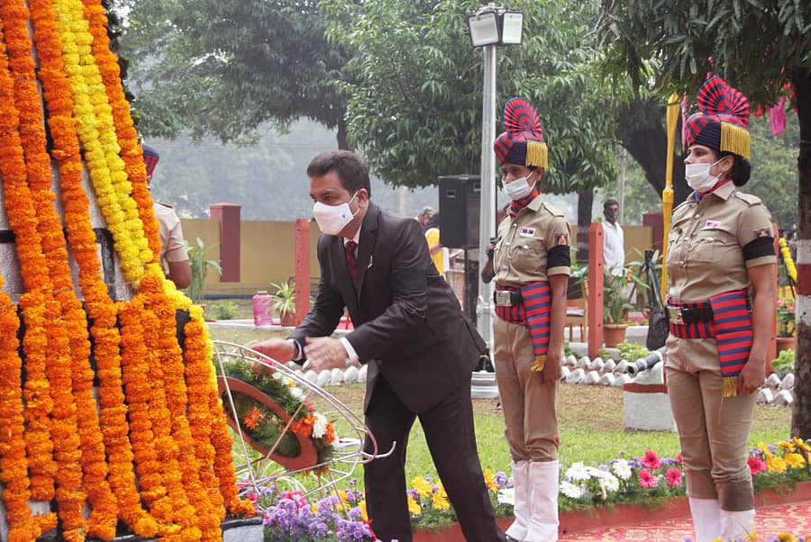 ಶಿವಮೊಗ್ಗದ ಕವಾಯತು ಮೈದಾನದಲ್ಲಿ ಗುರುವಾರ ಹಮ್ಮಿಕೊಂಡಿದ್ದ ಪೊಲೀಸ್ ಸಂಸ್ಮರಣ ದಿನಾಚರಣೆ ಕಾರ್ಯಕ್ರಮದಲ್ಲಿ ಪ್ರಧಾನ ಜಿಲ್ಲಾ ಮತ್ತು ಸೆಷನ್ಸ್ ನ್ಯಾಯಾಧೀಶರಾದ ಎಸ್.ಎ.ಮುಸ್ತಫಾ ಹುಸೇನ್ ಹುತಾತ್ಮ ಪೊಲೀಸರಿಗೆ ಪುಷ್ಪನಮನ ಸಲ್ಲಿಸಿದರು.