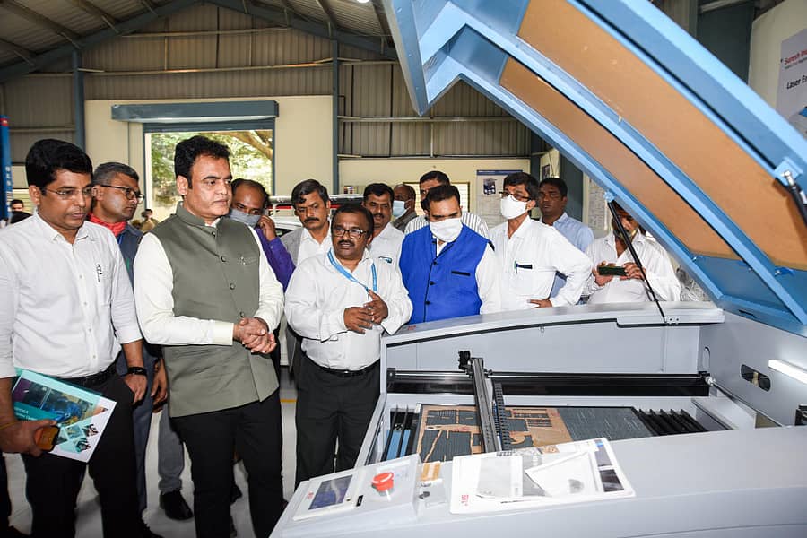 ಪೀಣ್ಯ ಸರ್ಕಾರಿ ಐಟಿಐ ಕೇಂದ್ರದಲ್ಲಿ ಅಳವಡಿಸಿರುವ ಯಂತ್ರಗಳನ್ನು ಸಚಿವ ಡಾ.ಸಿ.ಎನ್. ಅಶ್ವತ್ಥನಾರಾಯಣ ವೀಕ್ಷಿಸಿದರು. ಡಾ.ಕೆ.ಹರೀಶ್‌ ಕುಮಾರ್‌ ಚಿತ್ರದಲ್ಲಿದ್ದಾರೆ–ಪ್ರಜಾವಾಣಿ ಚಿತ್ರ