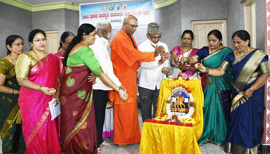 ಶಿವಮೊಗ್ಗದ ವೆಂಕಟೇಶ ನಗರದ ಬಸವಕೇಂದ್ರದಲ್ಲಿ ಗುರುವಾರ ಹಮ್ಮಿಕೊಂಡಿದ್ದ ಕಿತ್ತೂರು ರಾಣಿ ಚನ್ನಮ್ಮ ಜಯಂತ್ಯುತ್ಸವ ಕಾರ್ಯಕ್ರಮದಲ್ಲಿ ಚನ್ನಮ್ಮ ಭಾವಚಿತ್ರಕ್ಕೆ ಬಸವಕೇಂದ್ರದ ಬಸವ ಮರುಳಸಿದ್ದ ಸ್ವಾಮೀಜಿ ಪುಷ್ಪನಮನ ಸಲ್ಲಿಸಿದರು.