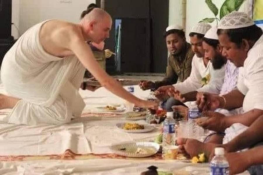 ಸಾಧುವೊಬ್ಬರು ಮುಸ್ಲಿಮರಿಗೆ ಊಟ ಬಡಿಸುತ್ತಿರುವುದು