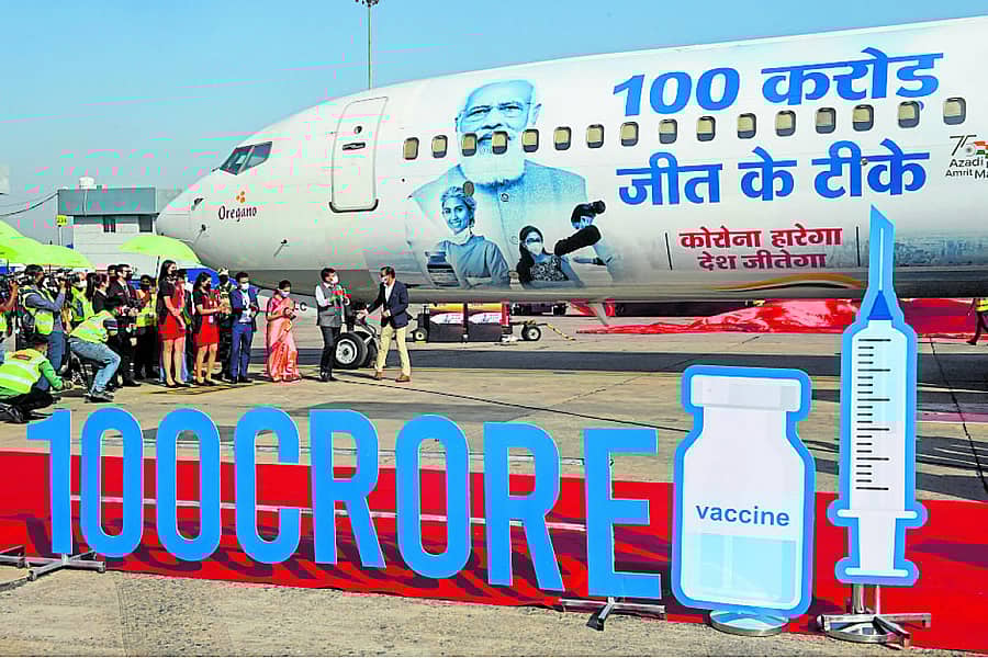 ನೂರು ಕೋಟಿ ಡೋಸ್ ಸಂಭ್ರಮದ ಭಾಗವಾಗಿ ಸ್ಪೈಸ್ಜೆಟ್ ಏರ್ಲೈನ್ಸ್ ವಿಮಾನಯಾನ ಸಂಸ್ಥೆಯು ಕೆಲವು ವಿಮಾನಗಳ ಹೊರಭಾಗದಲ್ಲಿ ಪ್ರಧಾನಿ ನರೇಂದ್ರ ಮೋದಿ ಮತ್ತು ಆರೋಗ್ಯ ಕಾರ್ಯಕರ್ತರ ಚಿತ್ರ ಅಳವಡಿಸಿದೆ -ಪಿಟಿಐ ಚಿತ್ರ