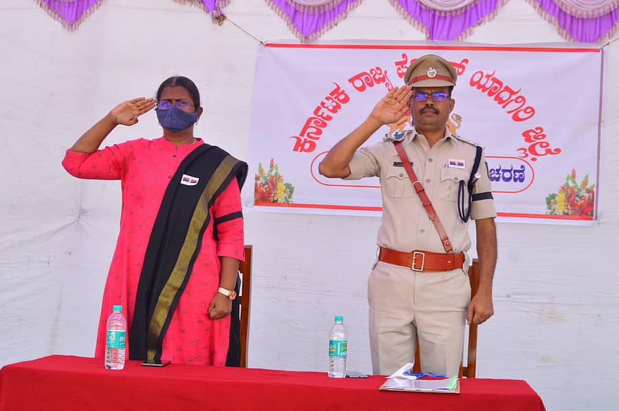 ಯಾದಗಿರಿ ಜಿಲ್ಲಾ ಪೊಲೀಸ್ ವರಿಷ್ಠಾಧಿಕಾರಿ ಕಚೇರಿ ಆವರಣದಲ್ಲಿ ಹಮ್ಮಿಕೊಂಡಿದ್ದ ಪೊಲೀಸ್ ಹುತಾತ್ಮರ ದಿನಾಚರಣೆಯಲ್ಲಿ ಜಿಲ್ಲಾಧಿಕಾರಿ ಡಾ.ರಾಗಪ್ರಿಯಾ ಆರ್.,ಜಿಲ್ಲಾ ಪೊಲೀಸ್ ವರಿಷ್ಠಾಧಿಕಾರಿ ಡಾ.ಸಿ.ಬಿ.ವೇದಮೂರ್ತಿ ಗೌರವ ಸಮರ್ಪಿಪಿಸಿದರು